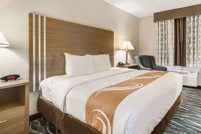 غرفة بسرير كينج لذوي الإعاقة، Quality Inn Effingham North 1/3