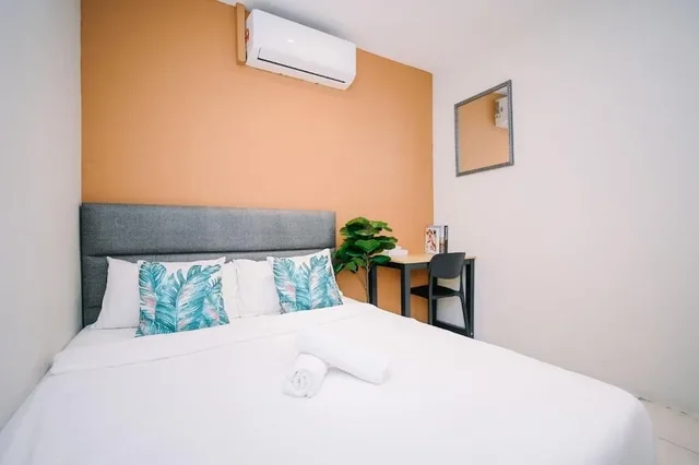 Standard Queen with Shared Bathroom, Swing & Pillows at Penang Road, Georgetown 1/2