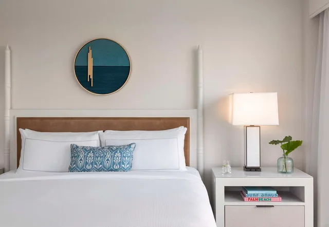 جناح استوديو بسرير كينج بإطلالة على البحر لذوي الإعاقة، The Singer Oceanfront Resort, Curio Collection by Hilton 1/2