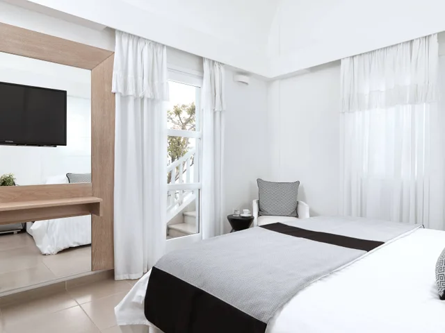 غرفة بسرير مزدوج أو سريرين منفصلين بشرفة، Aressana Spa Hotel and Suites 1/2