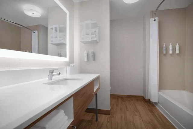 غرفة بسرير كينج مع أريكة، Hampton Inn Yorkville 8/9