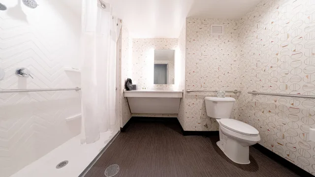 Suite, 2 Queen Beds, Accessible, Holiday Inn And Suites Philadelphia W Drexel Hill 4/5