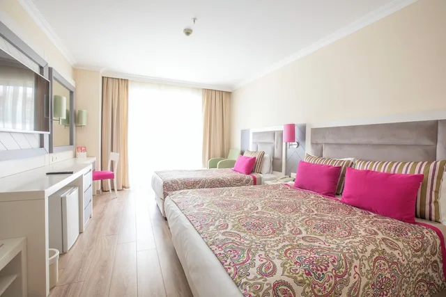غرفة قياسية بسرير مزدوج وسرير فردي بإطلالة على البحر، Orange County Belek 4/10