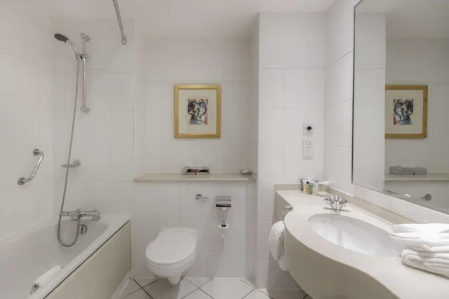 Room, Twin Beds, DoubleTree by Hilton Belfast Templepatrick Golf & Country Club 2/2