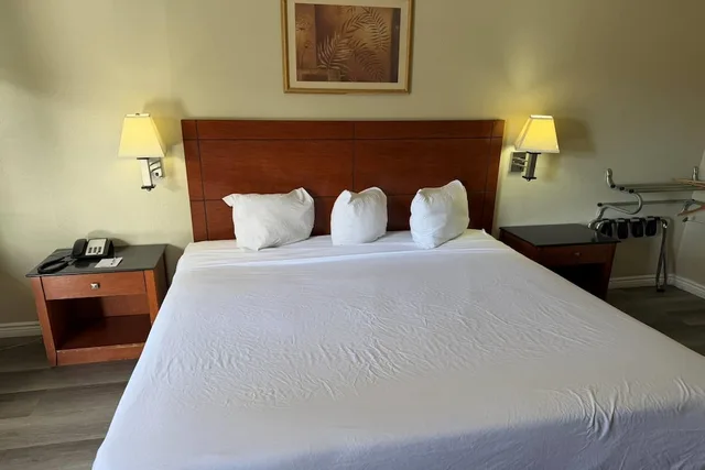 غرفة بسرير كينج لذوي الإعاقة، Travelodge by Wyndham Hemet CA 1/6