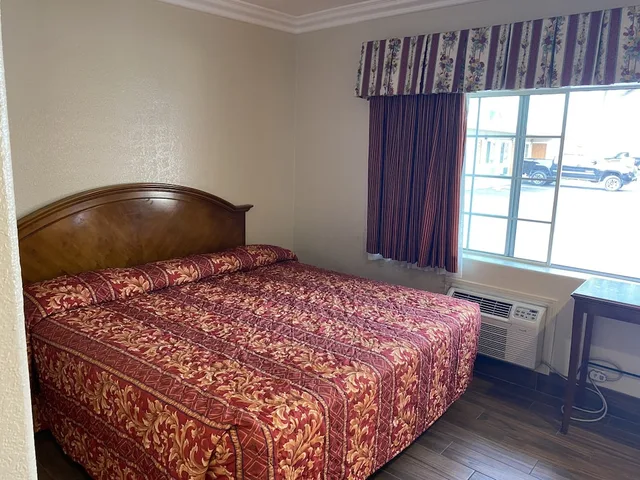 غرفة بسرير كينج بمطبخ، Palace Inn Oxnard 1/3