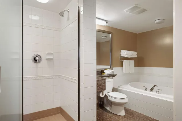 جناح بسرير كينج مع أريكة بجاكوزي، Best Western Plus Columbia River Hotel 2/2