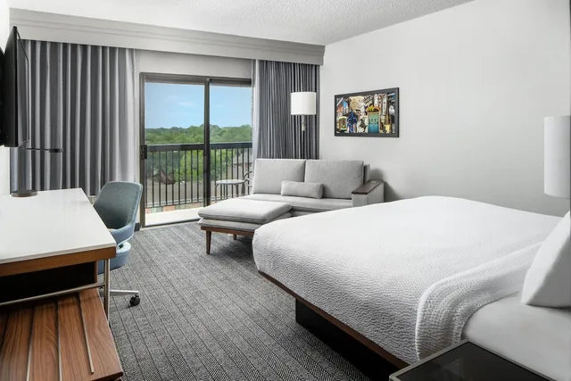 غرفة بسرير كينج بشرفة مع أريكة، Courtyard By Marriott New Orleans Metairie 1/6