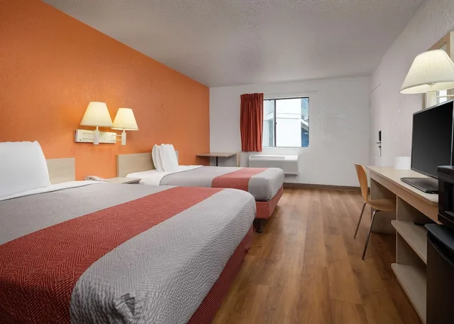 غرفة قياسية بسريرين مزدوجين، Motel6 Buena Park, CA - Knotts Berry Farm - Disneyland 5/10