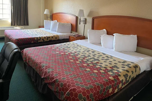 Room, 2 King Beds, Econo Lodge Kalamazoo MI 1/2