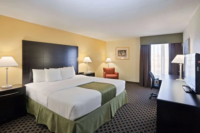 غرفة بسرير كينج، La Quinta Inn Suites Salina 2/3