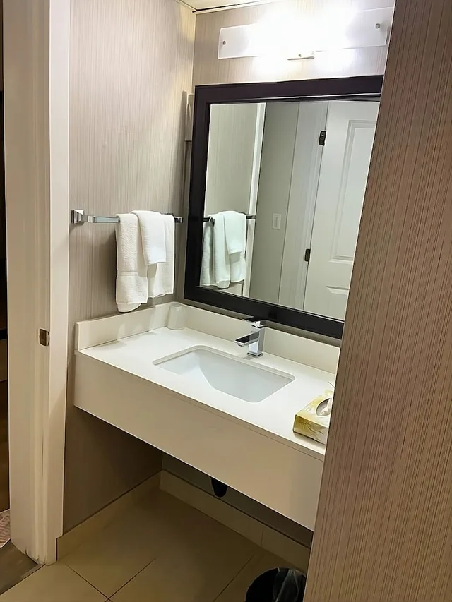 غرفة بسرير كوين لذوي الإعاقة، Radisson Hotel & Conference Centre West Edmonton, AB 5/7