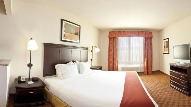 جناح بسرير كينج بمنطقة جلوس، Holiday Inn Express Hotel Suites Athens 2/7