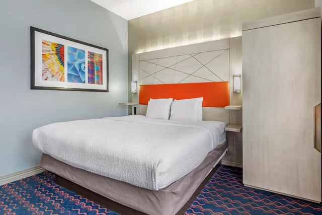 غرفة بسرير كينج لذوي الإعاقة، Hotel 1914 - Historic Alamo Riverwalk, an Ascend Collection Hotel 1/4