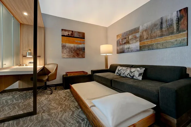 جناح بسرير كوين مع سرير سحّاب إضافي لذوي الإعاقة، Springhill Suites by Marriott Albuquerque University Area 6/10