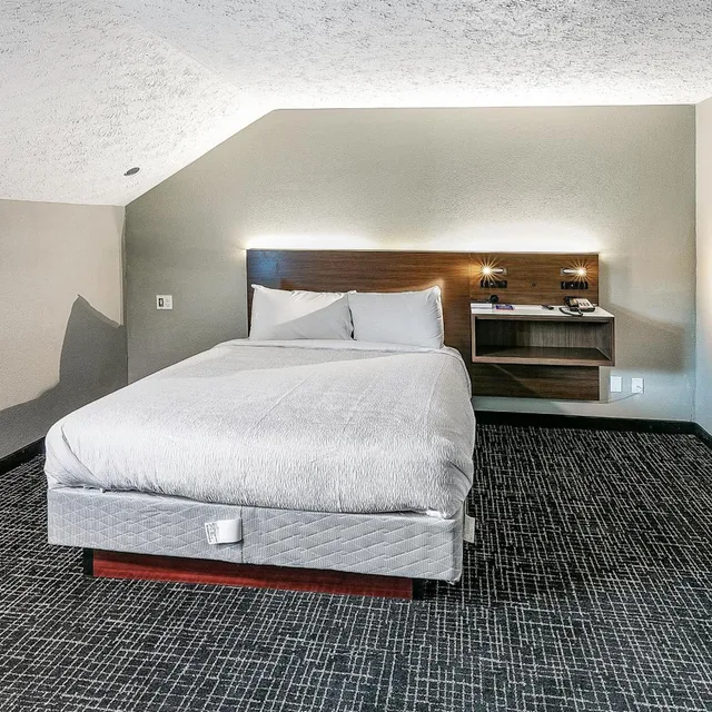 غرفة قياسية بسرير كوين، Gatlinburg Mountain Inn Gatlinburg TN 6/10
