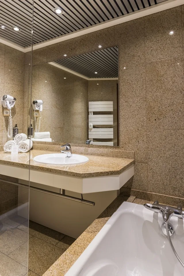 غرفة سوبيريور بسرير كوين وسرير فردي بشرفة، Hotel Spa Du Beryl 3/3