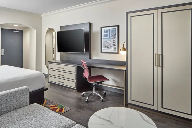غرفة بسرير كينج مع أريكة، Hotel Indigo Cleveland Downtown 1/1