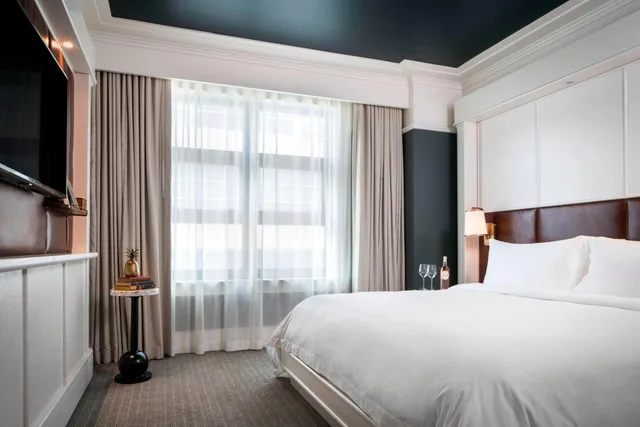 Standard, King Bed, Bathtub, Accessible, PERRY LANE HOTEL, A LUXURY COLLECTION HOTEL, SAVANNAH 1/7