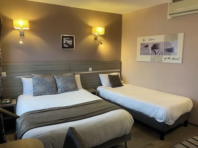 غرفة قياسية ثلاثية بسرير مزدوج وسرير فردي، HOSTELLERIE DU CENTROTEL ET SPA 2/3