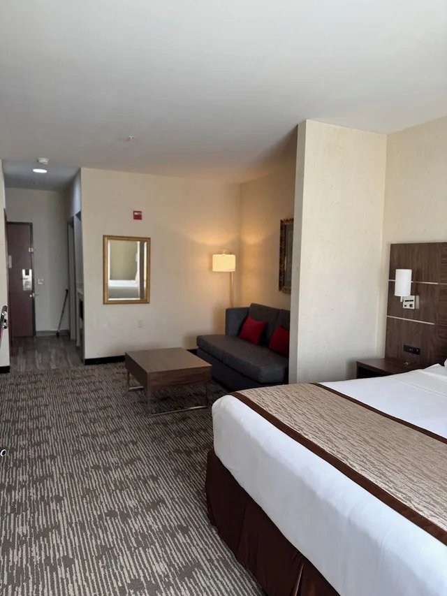 جناح تنفيذي بسرير كينج مع أريكة لذوي الإعاقة، Evergreen Inn And Suites 1/7