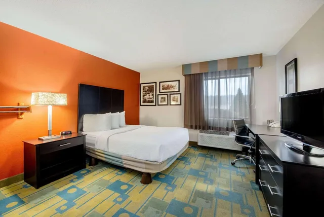 غرفة بسرير كينج بحوض استحمام لذوي الإعاقة، La Quinta Inn And Suites By Wyndham Mansfield Oh 1/6