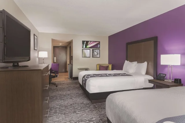 غرفة بسريرين كوين لذوي الإعاقة، La Quinta Inn & Suites by Wyndham Columbus North 1/3