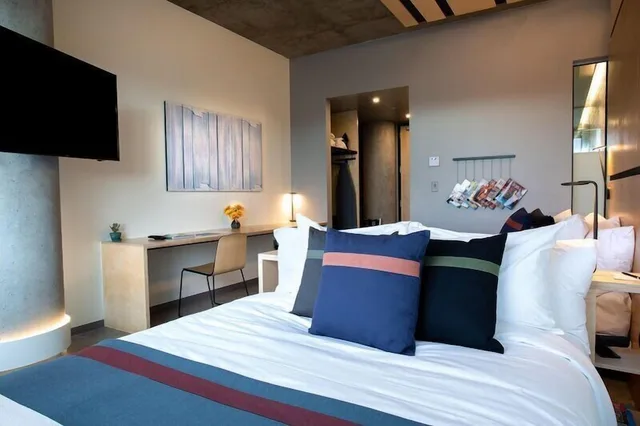 استوديو بسريرين كوين، The Source Hotel 6/10