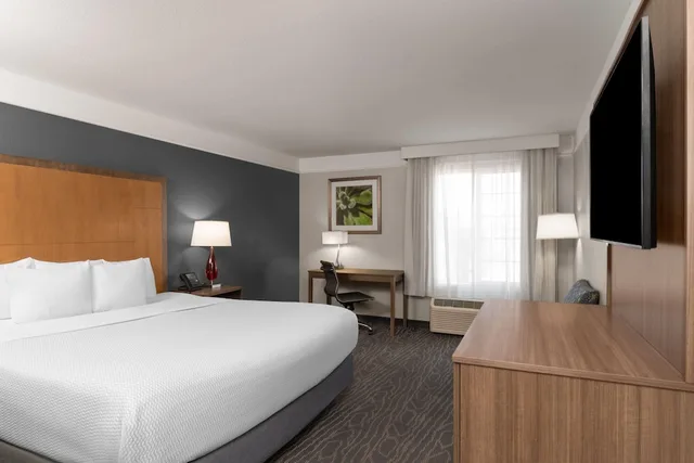 غرفة بسرير كينج لذوي الإعاقة، La Quinta Inn & Suites by Wyndham Gallup 1/10