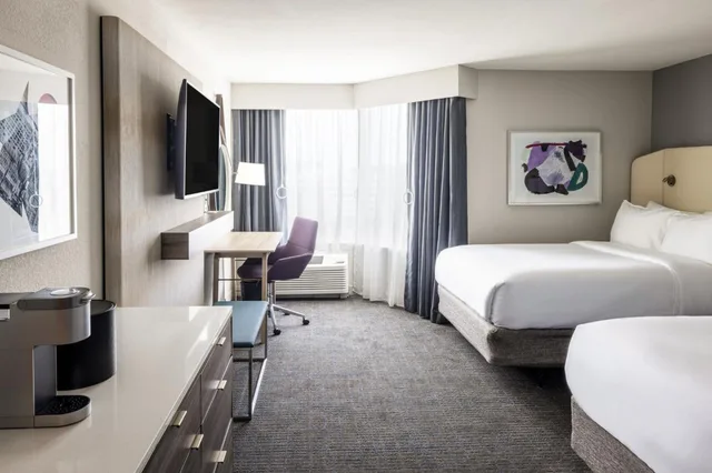 غرفة بسرير مزدوج بحوض استحمام لذوي الإعاقة، Crowne Plaza Atlanta NE - Norcross 1/6