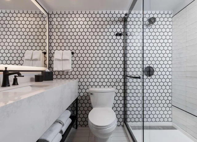 غرفة بسرير مزدوج لذوي الإعاقة، Mills House Charleston, Curio Collection by Hilton 2/2