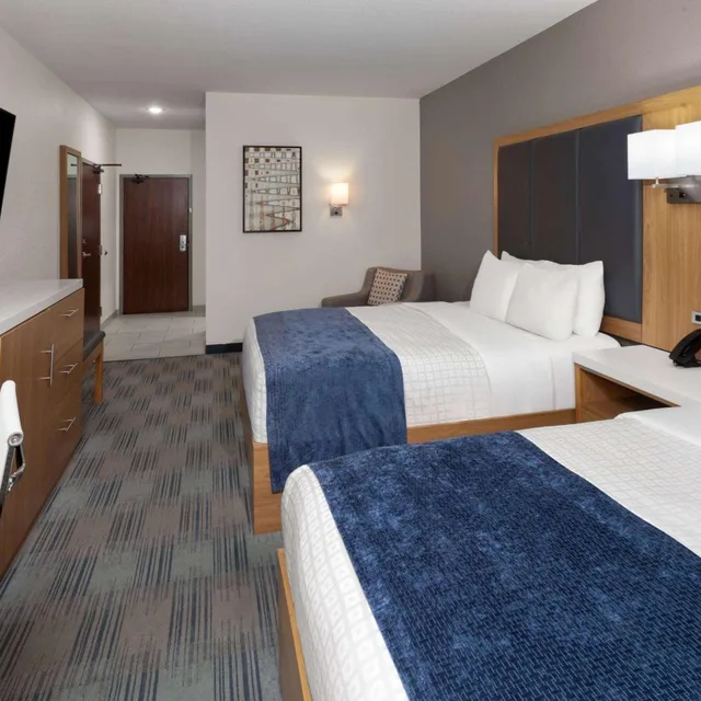 Standard, 2 Queen Beds, Living Area, La Quinta Inn & Suites by Wyndham Coralville Iowa City 2/6
