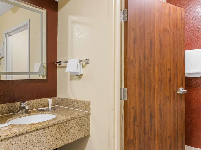 غرفة بسرير مزدوج لذوي الإعاقة، Clarion Pointe Savannah Gateway I-95 6/8
