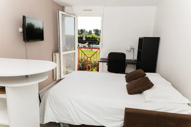 Studio, Sofa, Garden City Aix En Provence Puyricard 1/3