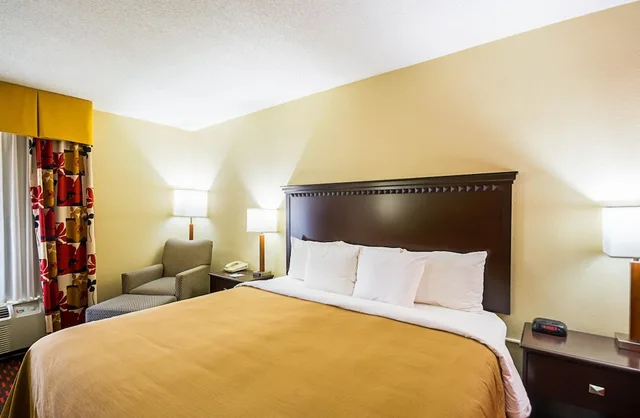 غرفة بسرير كينج لذوي الإعاقة، Quality Inn & Suites Hagerstown 2/4