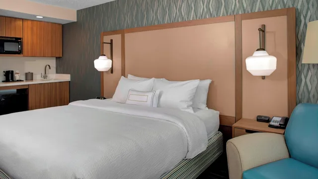 غرفة بسرير كينج مع أريكة لذوي الإعاقة، Fairfield Inn Suites By Marriott Virginia Beach Oceanfront 5/8