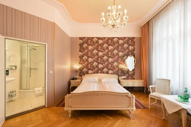 غرفة كومفورت ثلاثية بسرير مزدوج وسرير فردي، Hotel Pension Baronesse 1/2