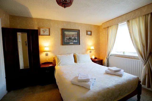جناح بسرير كينج وسريرين منفصلين، Bryn Woodlands House 1/5