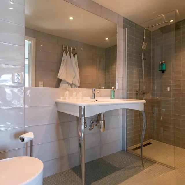 جناح بشرفة، Bardufoss Hotell 8/8
