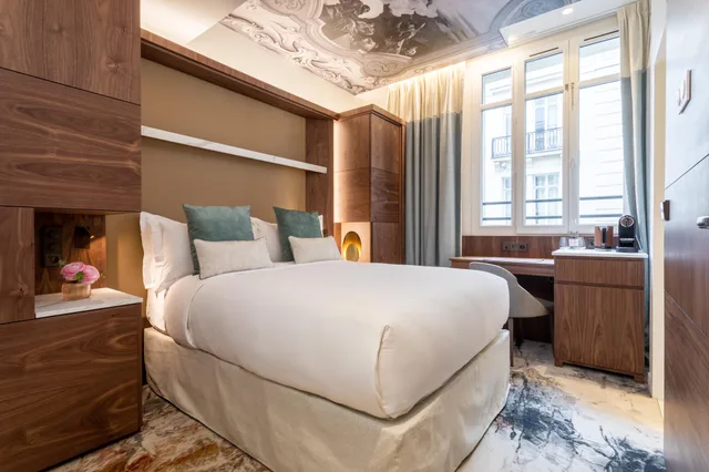 غرفة بسرير كوين، InterContinental Paris - Champs-Elysees Etoile 1/2
