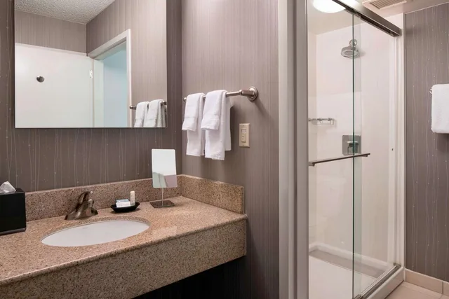 جناح بسرير كينج بشرفة بغرفة نوم واحدة مع أريكة، Sonesta Select Los Angeles Torrance South Bay 2/2