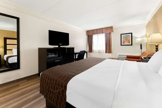 Room, King Bed, Sofa, Best Western Riverside Inn 3/8
