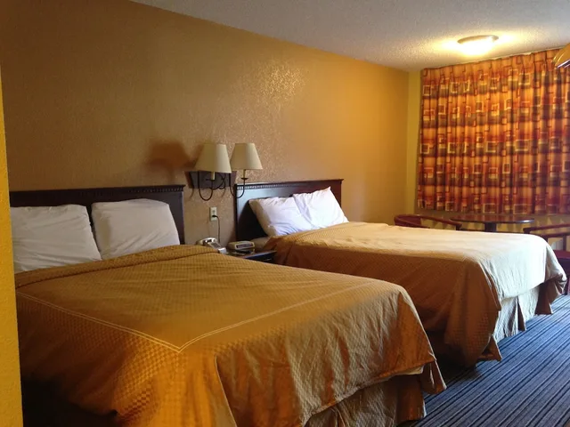 Standard, 2 Double Beds, Smoking, Rodeway Inn Columbus West 3/6