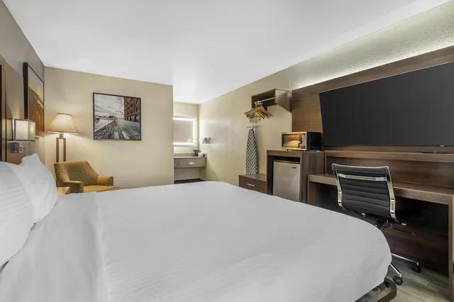 غرفة قياسية بسرير كينج للمدخنين، Best Western Salisbury Plaza 3/8