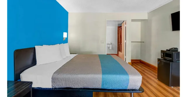غرفة بسرير كينج لذوي الإعاقة، Motel6 Atlanta GA 1/9