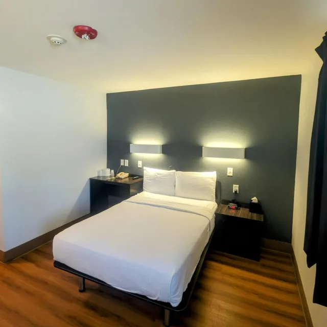غرفة بسرير مزدوج يُسمح فيها بالحيوانات الأليفة لذوي الإعاقة، Econo Lodge Idaho Falls, ID 1/4