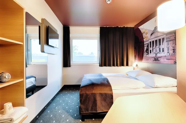غرفة بسرير كوين، B&B Hotel Wiesbaden 2/4