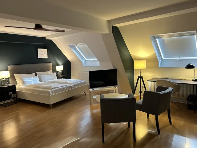 Atelier, 1 Queen and 1 Single Bed، Hotel Deutscher Kaiser 1/9