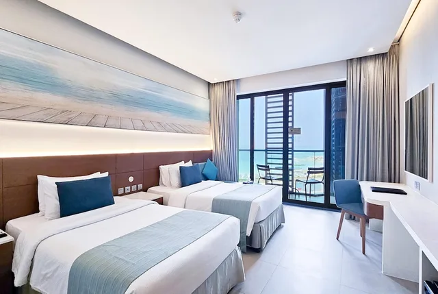 غرفة قياسية بسريرين منفصلين بإطلالة على البحر لذوي الإعاقة، Wyndham Garden Ajman Corniche 1/7