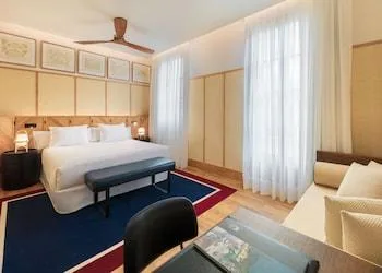 غرفة ثلاثية ركنية بسرير كوين، H10 Madison 1/1